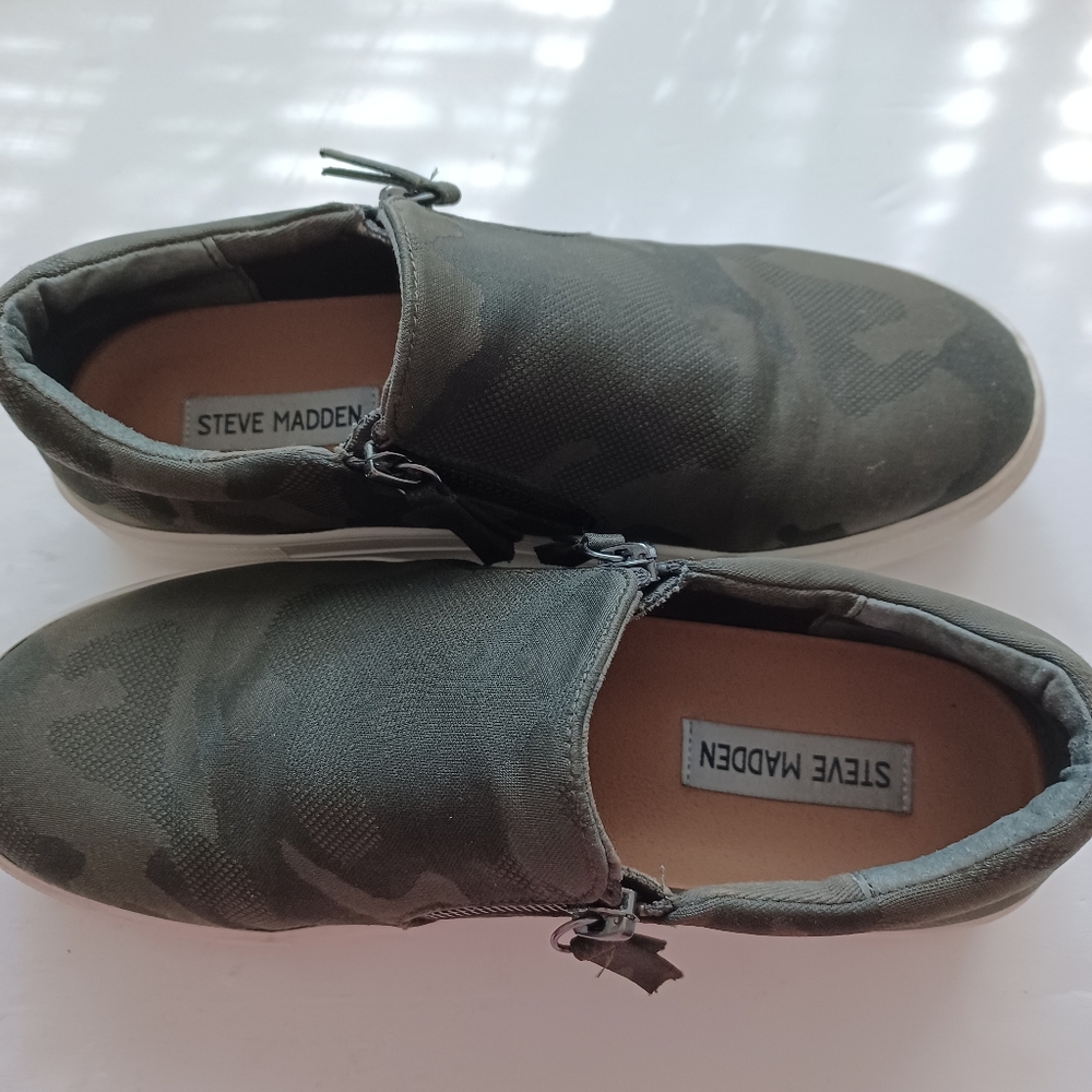 Steve Madden green camouflage 8.5M side zip slip on fabric sneakers rubber sole